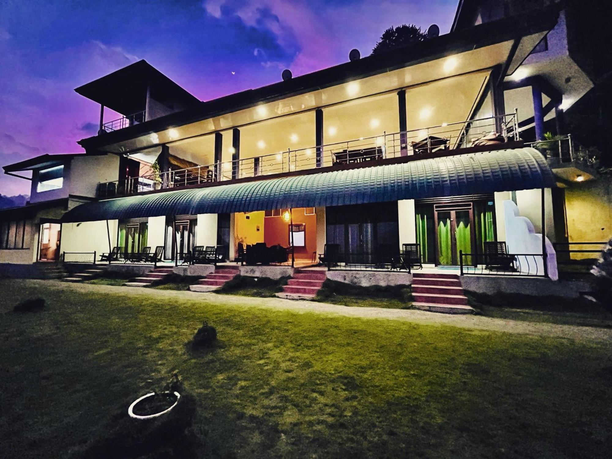 Hotel Ella'S Edge Bagian luar foto